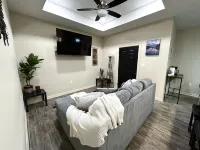 Quiet 2BR Retreat -Fenced yard -Modern Duplex
