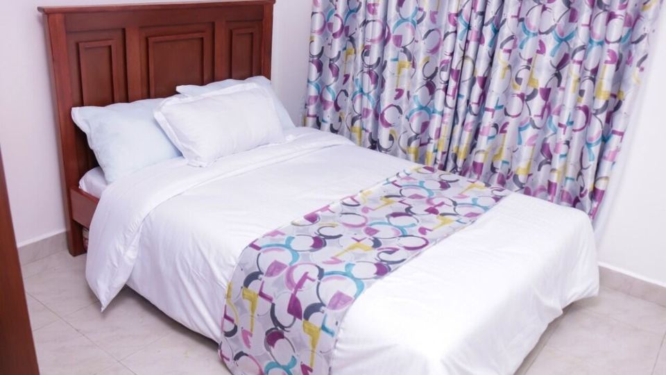 LIWANDO PL, 3BR, 2BATH @GWA, 15 MINUTES FROM JKIA, W/WIFI, NETFLIX, WASHER, ETC