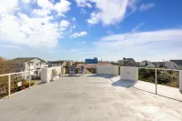 Ocean view Spacious 5-bedroom villa with heated pool jacuzzi & private beach Hotels in Lido Beach