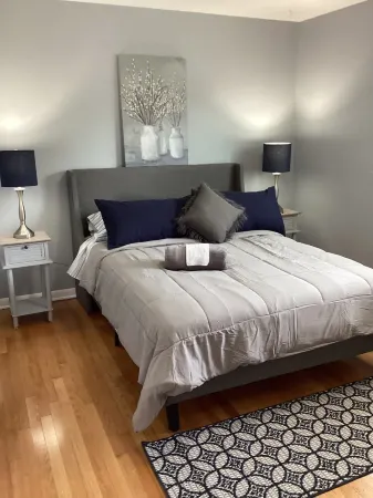 Oak Lawn big 2nd floor Condo for 8 ppl 3 bedroom 2 bath Sofa bed Garage Parking.