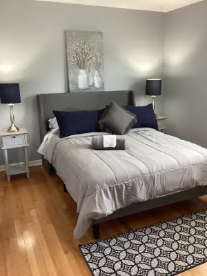 Oak Lawn big 2nd floor Condo for 8 ppl 3 bedroom 2 bath Sofa bed Garage Parking. Hotels in Oak Lawn