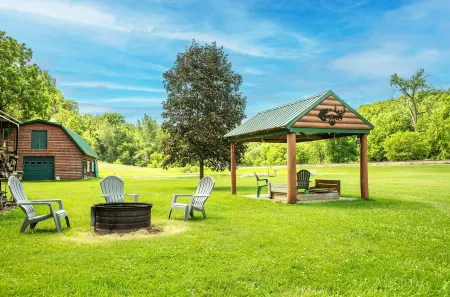 Cozy, secluded, peaceful, pond, fishing , swimming, cabin life, large yard area Отели в г. Clayton County