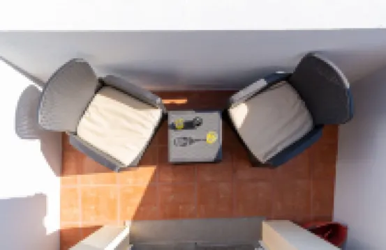 Sunny Studio apartment right by the ocean