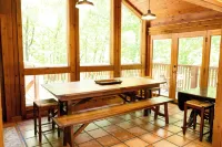 All-Season Mountain Retreat with Resort Access