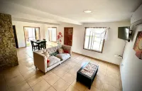 house with barbecue area and pool mountains of the west Hotels in Maipu