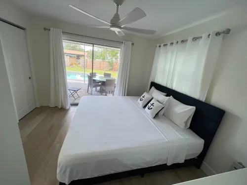 Charming 4-bedroom house in enchanting Sarasota with pool, AC, WiFi