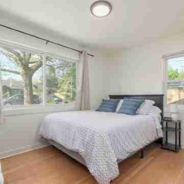 Cozy Cottage Near it All Rooms