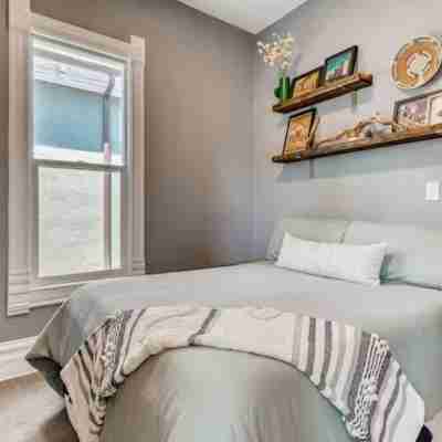 New! Cheerful 3-bedroom home walk to Empower Field Rooms