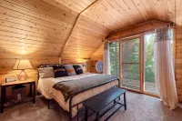Cozy 4-bedroom cabin with WiFi, AC in charming Garden Valley