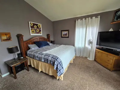 Beautiful 4-bedroom house with fitness room in Buena Vista on 1/2 ACRE Hotels near Midland Hill