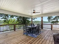 Lake front, spacious & cozy home with entertainment room. Hotéis em Shell Knob