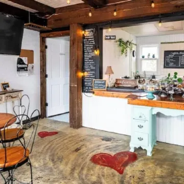 Remodeled Lofted Apartment over Ooey Gooey Café