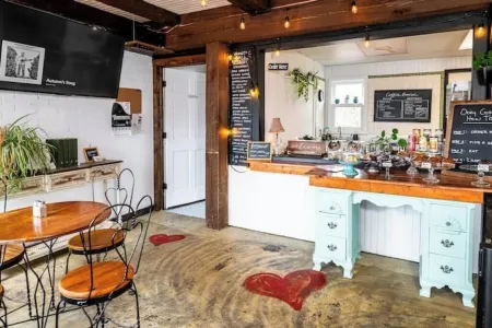 Remodeled Lofted Apartment over Ooey Gooey Café