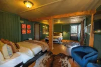 Large cabin-Game Room,Hot tub,Kid Friendly