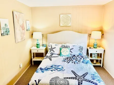 Relax at The Deep Blue Nest –Family Friendly Getaway by the Ocean & Private Yard Отели в г. Мосс Бич