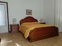 Apartment sleeps 6, 5 minutes from the sea, suitable for families and singles...