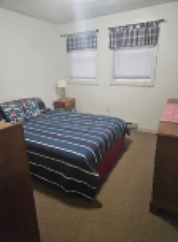 Charming 3-bedroom cabin in Casco with Sebago Lake access and a dock. キャスコのホテル