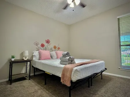 KINGbed,pool,great location, perfect for workers