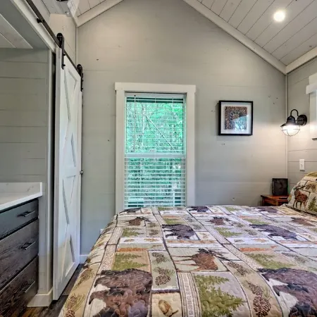 Cozy Cabin in Enchanting Franklin with AC