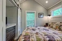 Cozy Cabin in Enchanting Franklin with AC