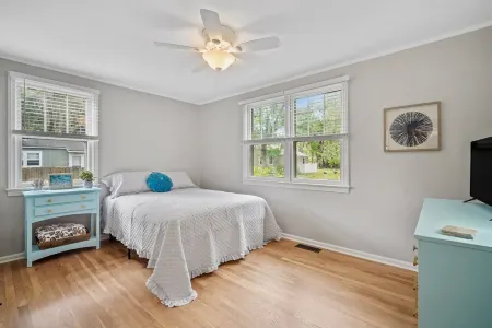 "Oystercatcher" Great location in Pigeon Point. Walk/bike to historic downtown Отели рядом с достопримечательностью «Spanish Moss Trail Train Depot»