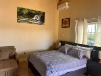 Charming 1-bedroom house in Falmouth with WiFi, AC and 24/7 security. Hotels in 