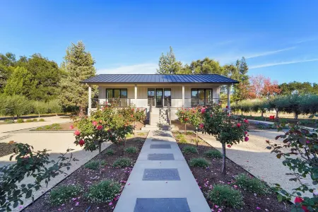 Luxury cottage minutes from Yountville with Pool/SPA Access