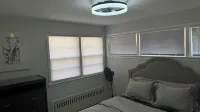 Charming 2-bedroom house in Bridgeport.Trumbull/Fairfield line with AC, WiFi. Bridgeport Public Library Main Branch附近的飯店