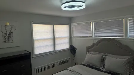 Charming 2-bedroom house in Bridgeport.Trumbull/Fairfield line with AC, WiFi.