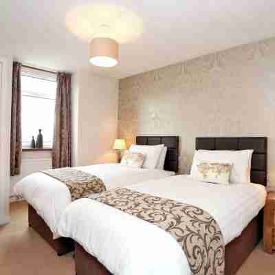 Modern fully fitted two bedroom apartment. Pet friendly. Free parking. Sleeps 5. Rooms