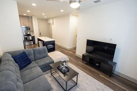 Urban 1-bedroom apartment in Addison with WiFi, AC & Reserved Parking