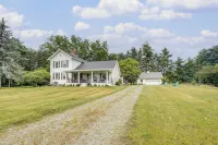 Wolcottville Farmhouse: 18 Mi to Shipshewana - Homestays