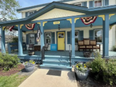 Charming 2-bedroom apartment above a country store in the heart of Gardiner!