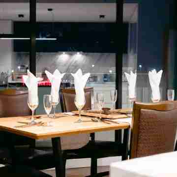 3 Bedroom Apartment 5 mins walking to Westfield Doncaster Dining/Meeting Rooms