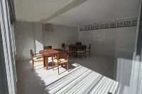 Apartamento Amplo em Pitangueiras com 3 Suítes na Quadra da Praia