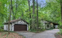 Charming 3-bedroom cottage with AC in marvelous Saugatuck close to trails