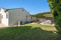 Remodeled house w/ large yard in West LA - 3 miles to beach