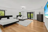 Villa Maya: 12 BR, 14k sq. ft. estate with pool, pickle ball, bball, disco club! Hotels in Little Havana