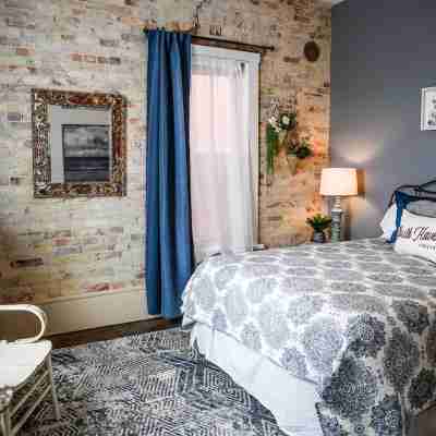 Located in the heart of Downtown, just a few minute walk to South Beach. Rooms