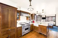 Charming 4-bedroom cottage Steps From East Beach