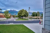 3 Bedroom, 4 bed/3 Bath, Close to Mountains, Downtown and Airport