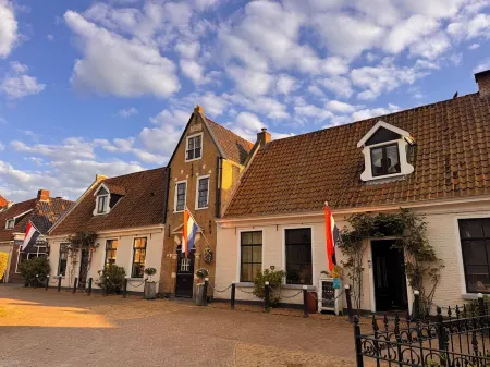 Historic Gateway'vacation'House, for romance in heart of downtown with courtyard garden