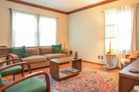 Charming 2-bedroom cottage in delightful Peoria with WiFi, AC