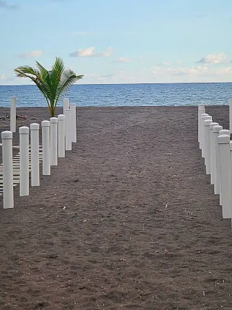 Spectacular beachfront apartment, Spacious terrace with an unparalleled view.