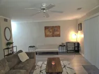 3 Bedroom 2 Bathroom Cozy, Condo in Laurel, Maryland - Central Location Hotels in Laurel