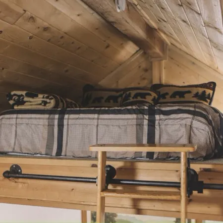 Cozy Cabin near Mt Hood with Hot Tub