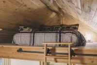 Cozy Cabin near Mt Hood with Hot Tub