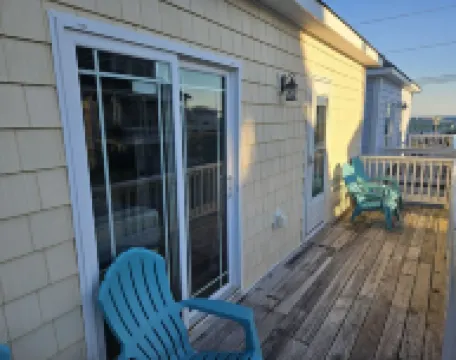Coastal Comfort: 4-bedroom house with pool and sound access, 3 min walk to beach