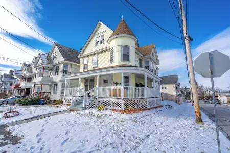 Spacious & Stylish 2-Bedroom Retreat, King Bed, Shared Gazebo