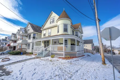 Spacious & Stylish 2-Bedroom Retreat, King Bed, Shared Gazebo